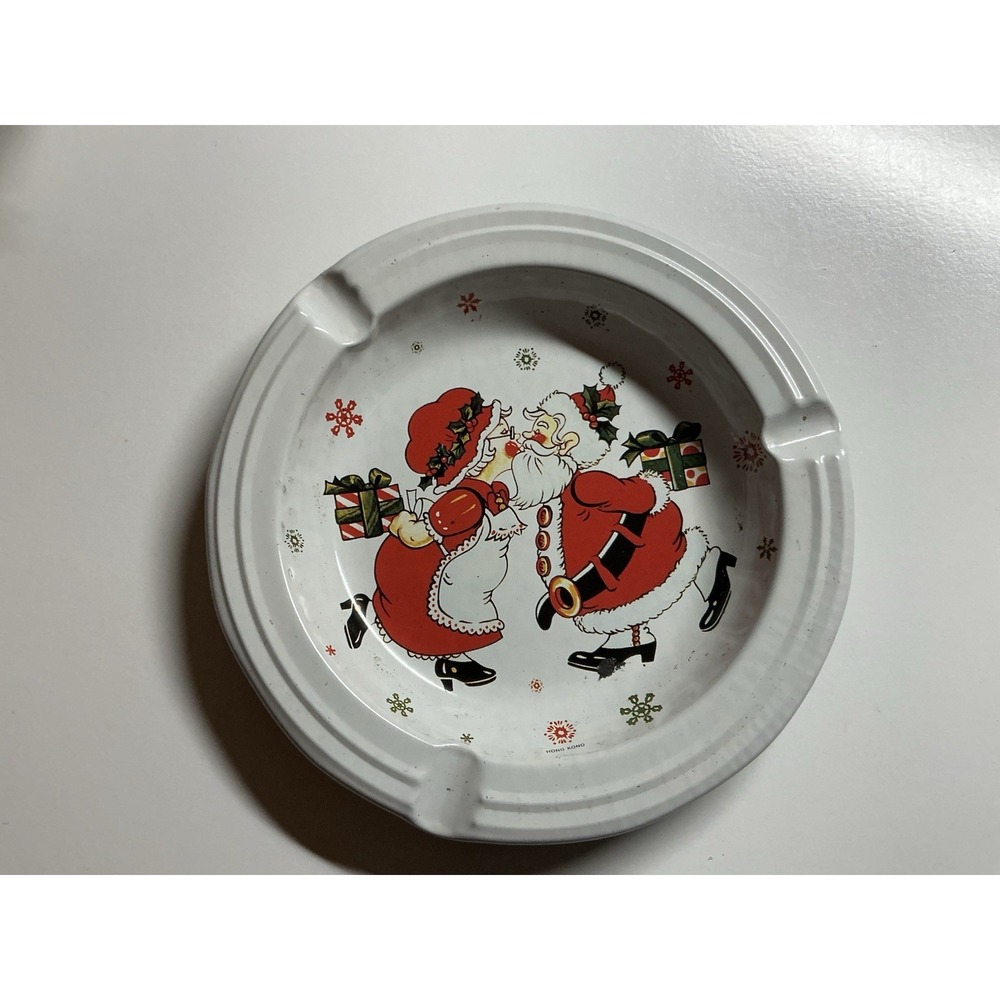 Set Of 5 Vtg Christmas Kissing Mr & Mrs Santa Claus Tin Metal Ashtray Hong Kong